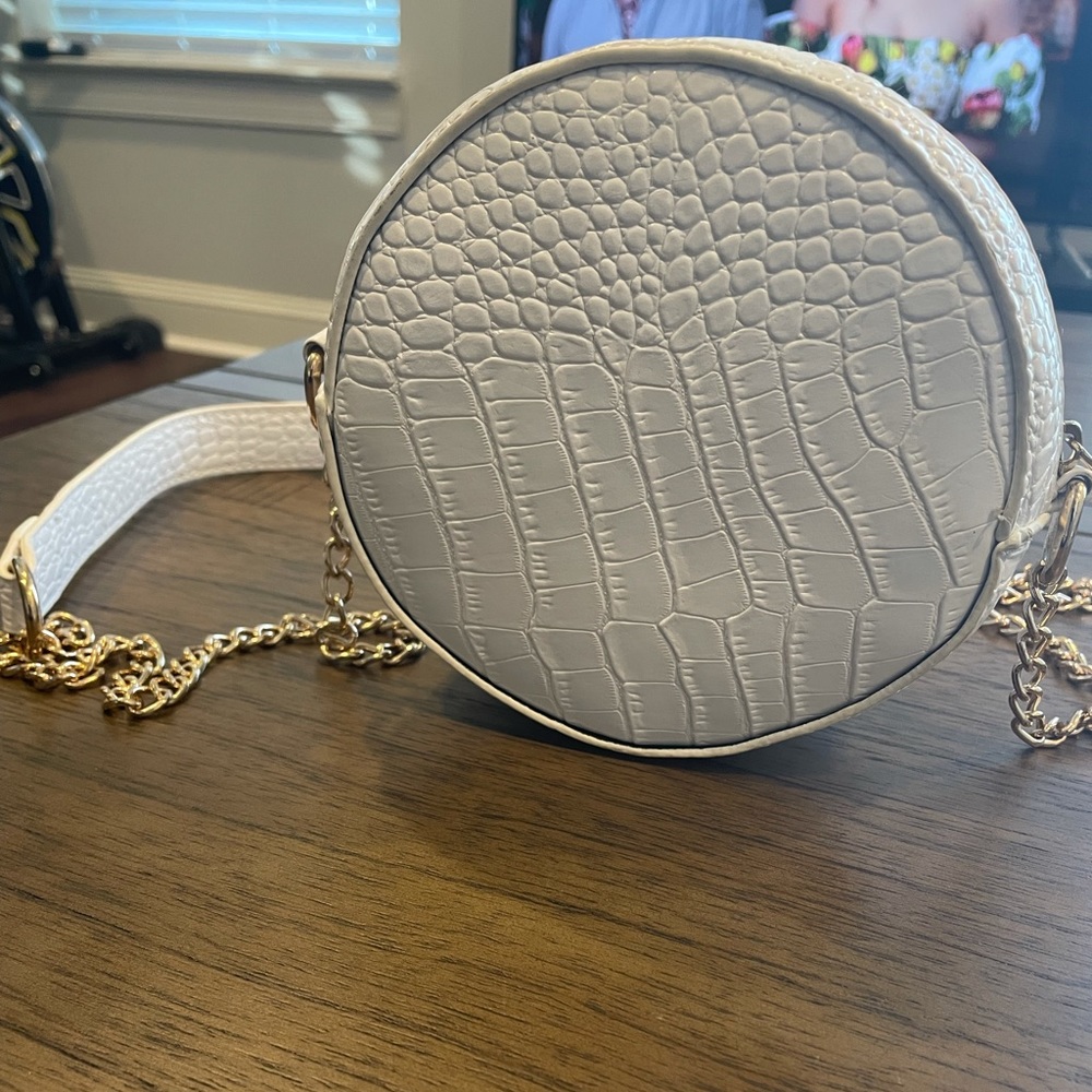 ROUND WHITE PURSE
